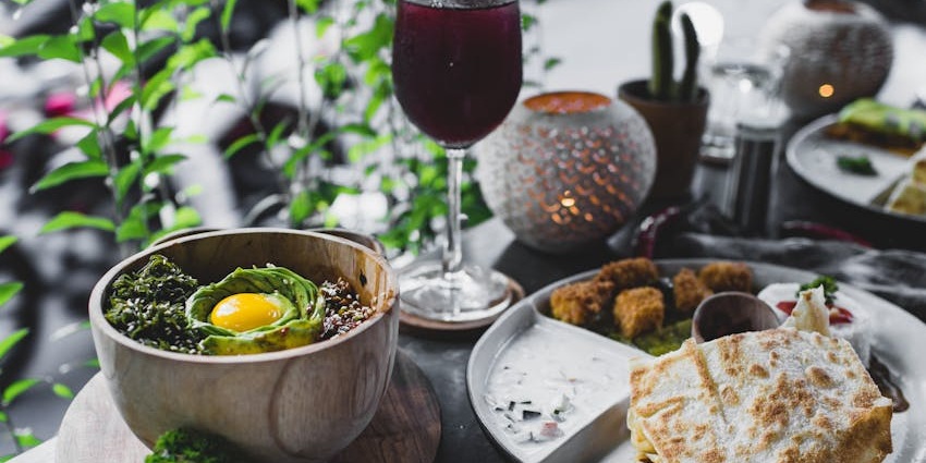 An exquisite restaurant, The Dinner Table, serves the best Sri Lankan Cuisine dishes.
