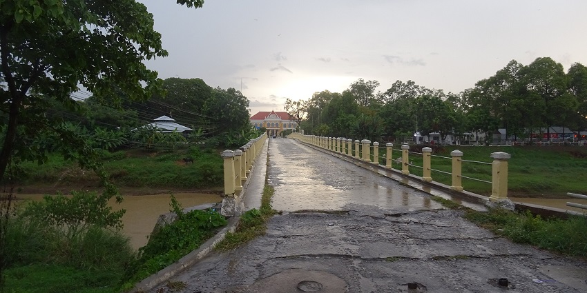 The colonial-era bridge Spean Thmor Chas and the Battambang City Hall.