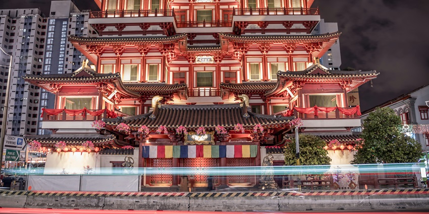 Uncover the spiritual beauty of historic temples of Chinatown, Singapore