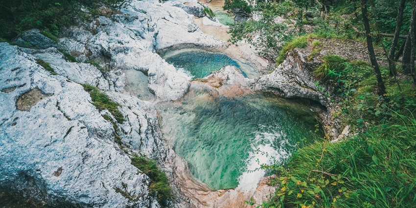 Breathtaking view of a natural pool inside the national park, ideal for nature lovers.