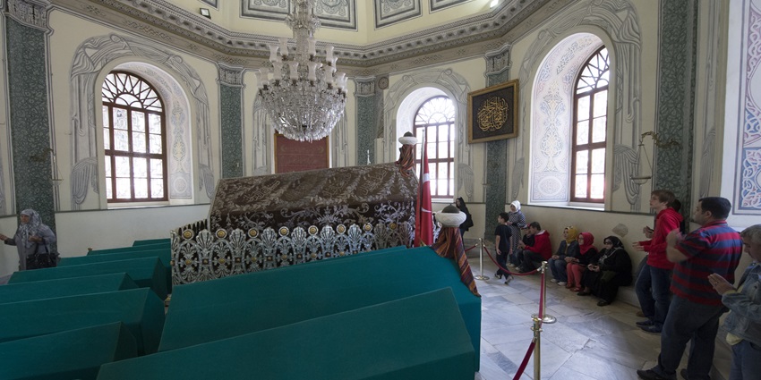 An image of Osman Gazi Tomb in Bursa, Turkey, showcasing its historic architecture, highlighting things to do in Bursa.
