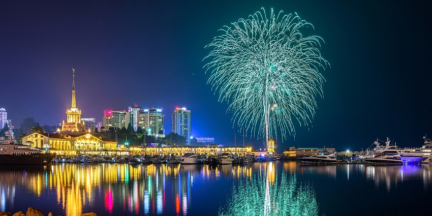 An image of fireworks similar to Diwali celebrations, one of the famous festivals of India