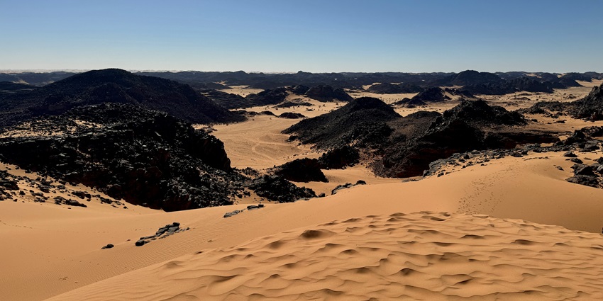 An image of the serene oasis desert of Djanet, a tranquil retreat among tourist attractions in Algeria.