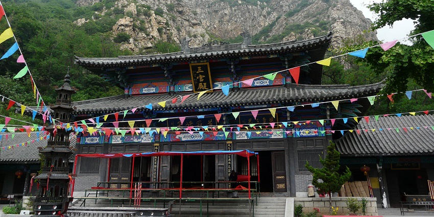A view of Daeheungsa Temple, one of the important temples surrounded by nature.