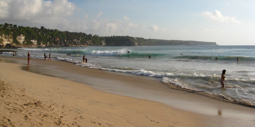 A view of Dreamland Beach, one of the prominent Kuta beaches, featuring white sand