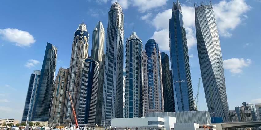 The Dubai Marina Walk is located close to the Al Rahim mosque and offers a mix of shopping, dining, and entertainment.