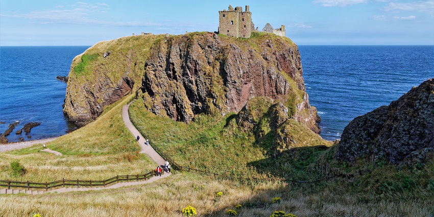The dramatic ruins of Dunnottar Castle, a key location for scenic fort treks in Scotland.