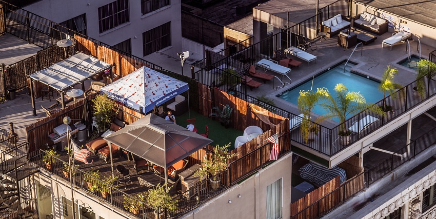 Enjoy amazing cuisines and drinks at the rooftop bar of Mahanakhon Skywalk.