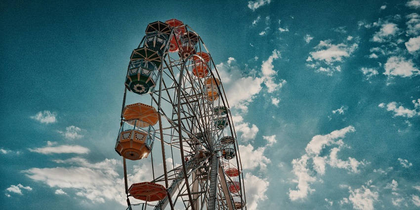A large gray and brown Ferris wheel standing tall in one of the theme parks in Mahabaleshwar.