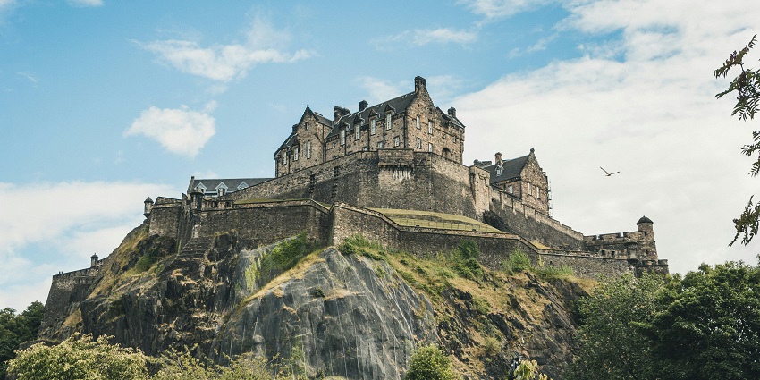 Edinburgh is a captivating town and best for planning a romantic getaway for couples.