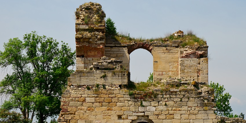 A picture of Edirne Palace ruins, showcasing remnants of the Ottoman Empire’s grandeur.