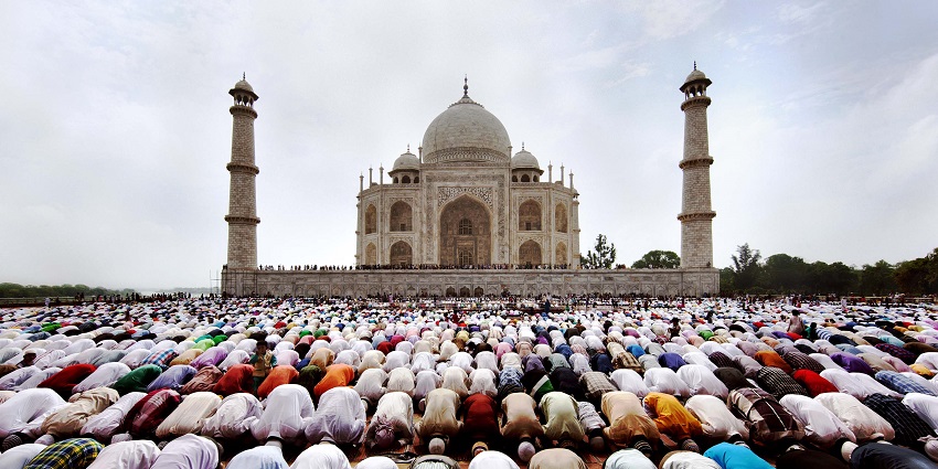 An image showing people offering Eid al-Fitr Namaz prayer inside the Taj Mahal in India.