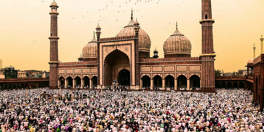 An image of a crowd gathered in front of the Jama Masjid mosque, during the Eid-ul-Fitr