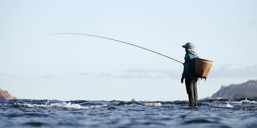 Experience traditional fishing as one of the most famous places to visit in Arugam Bay.