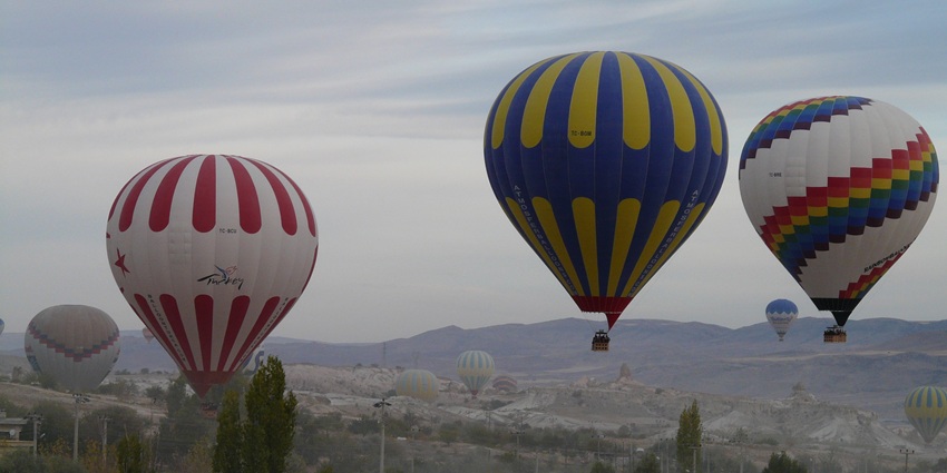 Admire stunning landscapes from a hot air balloon, a nice thing to do in Dubai for couples