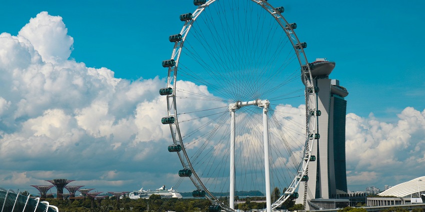 Experience a fun ride at the capsules in the Singapore Flyer