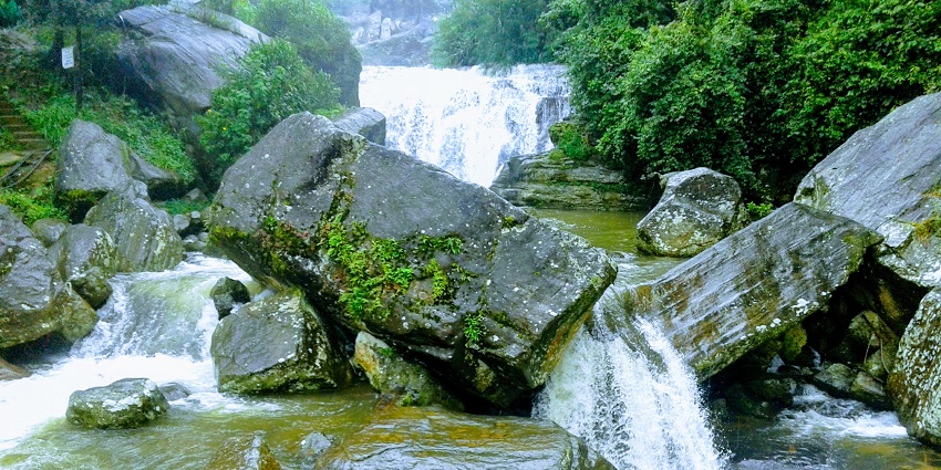 Picturesque and beautiful view of Ramboda Falls.