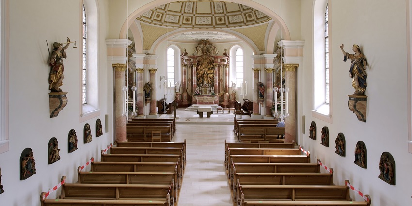 An image of a church decorated for Epiphany Mass, reflecting Christianity and religious tradition.