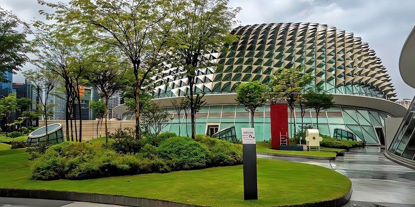 Merlion Park’s beauty can be seen from the Esplanade Roof Terrace in Merlion Park.