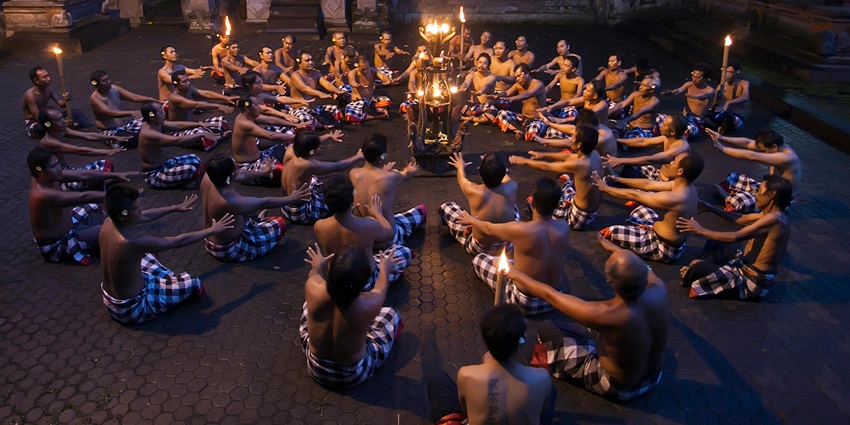 A traditional Balinese ceremony is a must-experience activity when visiting the Goa Lawah Temple.