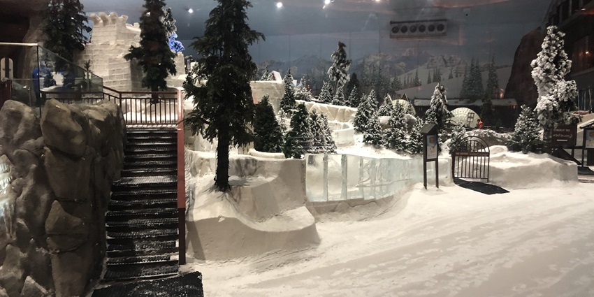 Image of Ski Dubai indoor view covered in snow - experience skiing one of the best things to do in Dubai in Summer