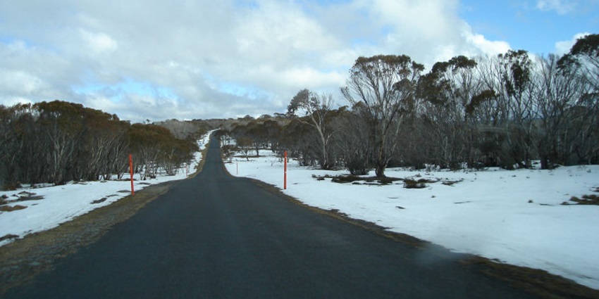 A snowy slope at Mount Kosciuszko, ideal for skiing and snowboarding.