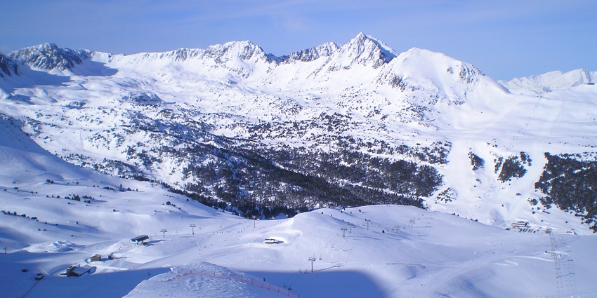 The Grau Roig Snowboard Park in El Pasa de la Casa is a hotspot for freestyle enthusiasts.