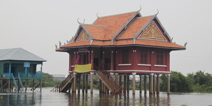 An image of Tonlé Sap’s floating village, a must-see in things to do in Cambodia in September.