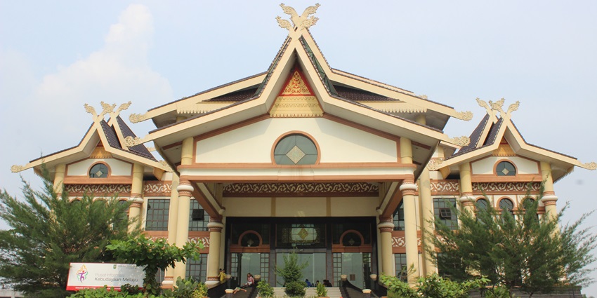 Front view of Anjung Seni Idrus Tintin, a cultural arts building in Pekanbaru with distinctive Minangkabau-inspired architecture.