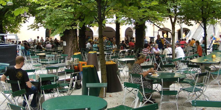 Beautiful image of the open Augustiner Braustübl garden known for its beer parties