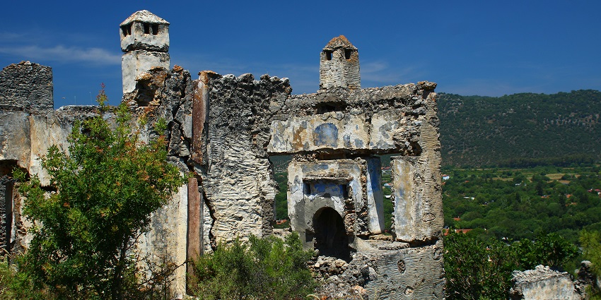 A picture of the ruins of a historical building in Sri Lanka, with a vast green landscape in the background
