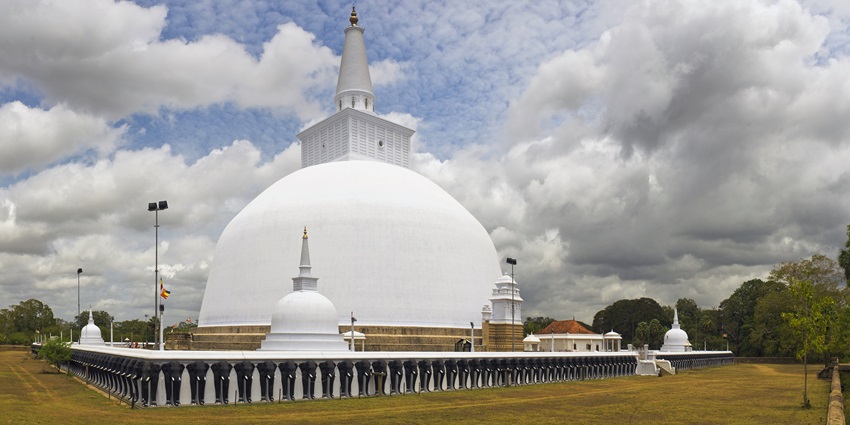 Image of The Ruwanweli Saya dagoba in Anuradhapura city tour: Explore the sacred stupa