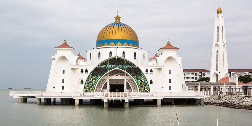 Explore the Malacca Straits Mosque which is one of the best things to do in Malacca.