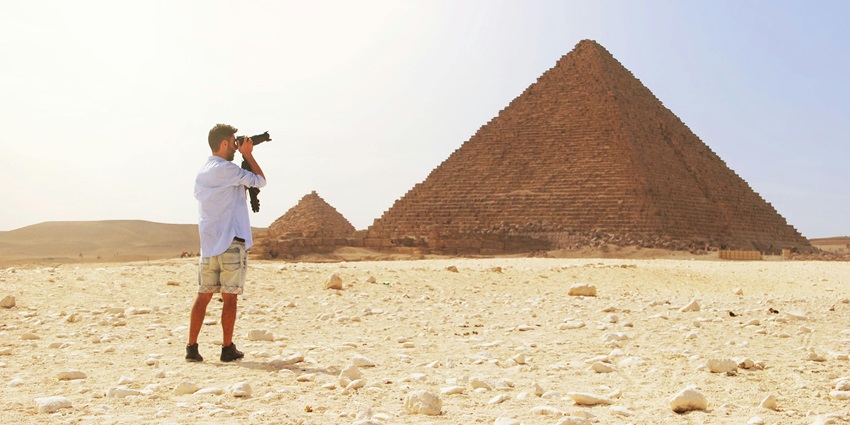 An image of the visitors walking through the courtyards and corridors of the Pyramid of Djoser complex.