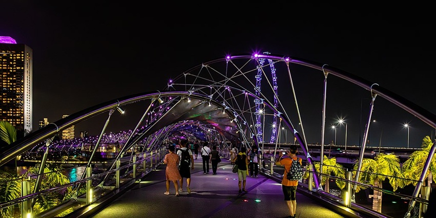 Uncover the fascinating science behind the DNA-inspired design of the Helix Bridge.