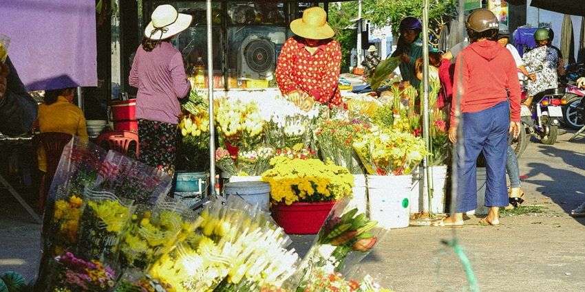 Things to do in Tofo include strolling through the lively Tofo Market.