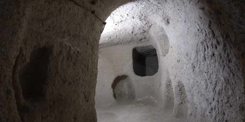A picture of tourists walking through the tunnels of Kaymakli Underground City.