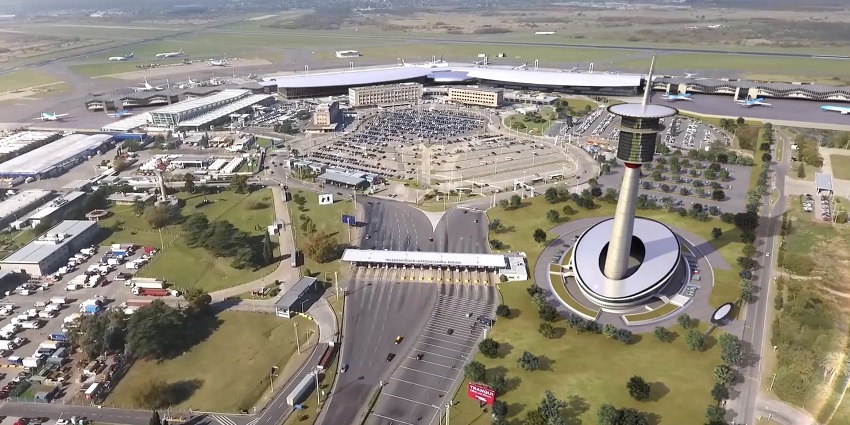 Bird-eye view of Ministro Pistarini International Airport including the runway and parking.