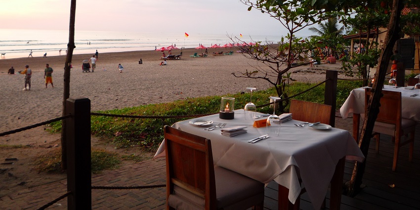 A beachfront dining experience offering fresh seafood and traditional Maldivian delicacies.