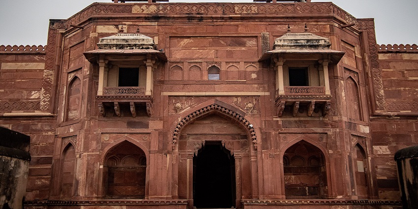 A majestic view of Fatehpur Sikri, a historic city built by Emperor Akbar, showcasing its stunning architecture.