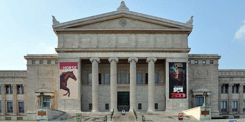 An image showing the exterior of the Field Museum of Natural History in Chicago, Illinois.