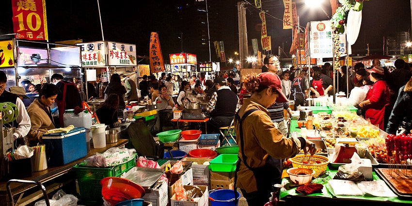 A famous market with street food, handmade crafts, and live performances.