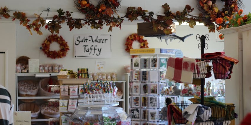 Buy souvenirs for your near and dear ones at this gift shop in the Singapore Flyer