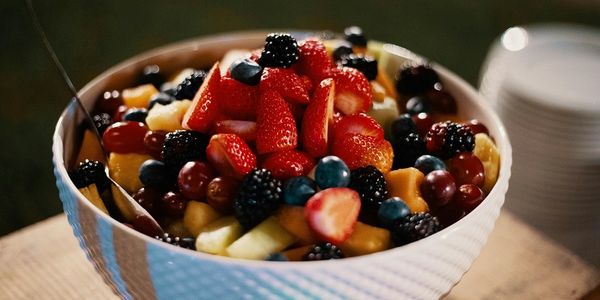 An image showing fruit chaat with assorted fruits, a healthy vegetarian street food in India.