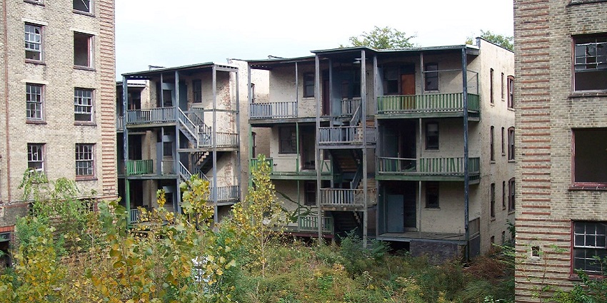 An image of GP Block, Meerut, Uttar Pradesh, showing its abandoned colonial-era building