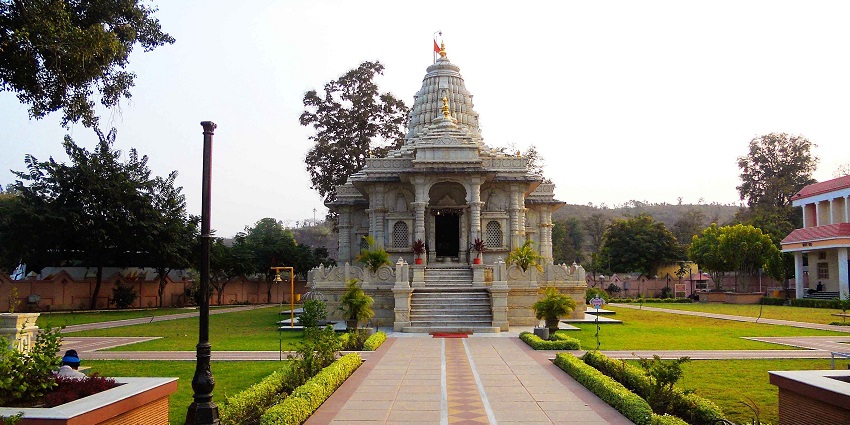 A grand view of the famous Gajanan Maharaj Temple, a must-visit spot in Shegaon.