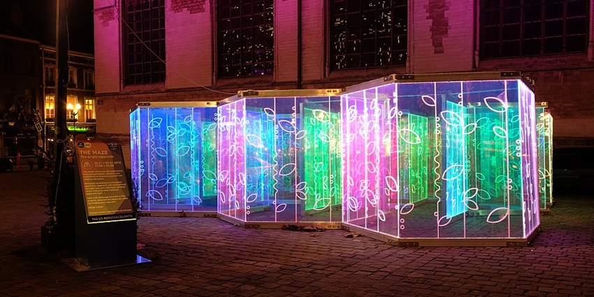Navigate through an exciting and challenging mirror maze adventure.