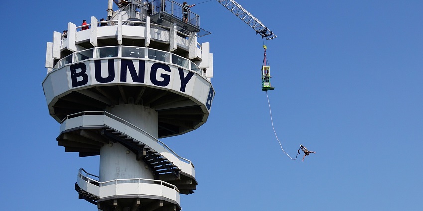 An image of a place resembling the Giant Slingshot, a popular reverse bungee jumping place.