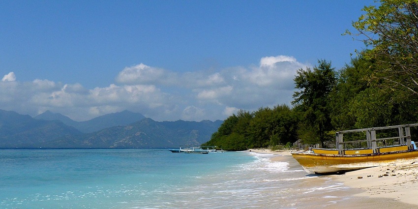 Gili Meno, offers a unique experience for those seeking a more relaxed nightlife in Gili.