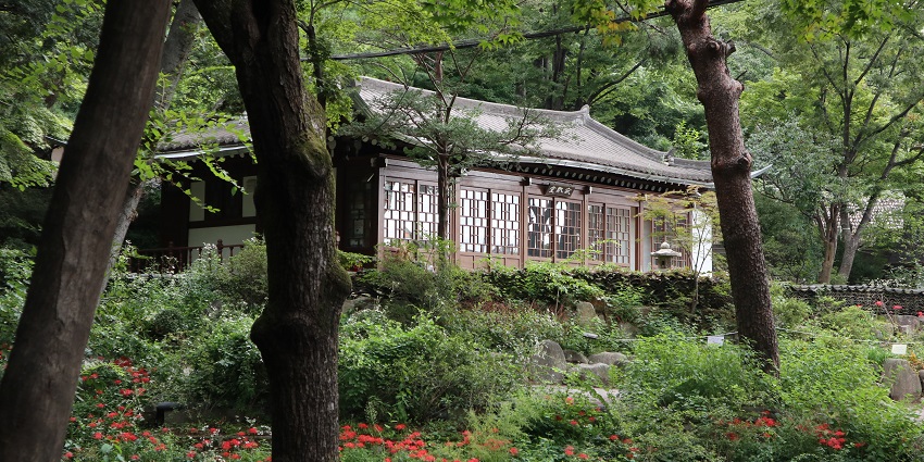 A view of Gilsangsa Temple, one of the famous temples in Seoul, surrounded by nature.